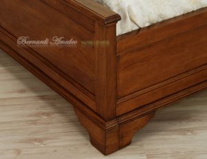Letto classico matrimoniale in legno massiccio con pannello testiera imbottito in vera pelle